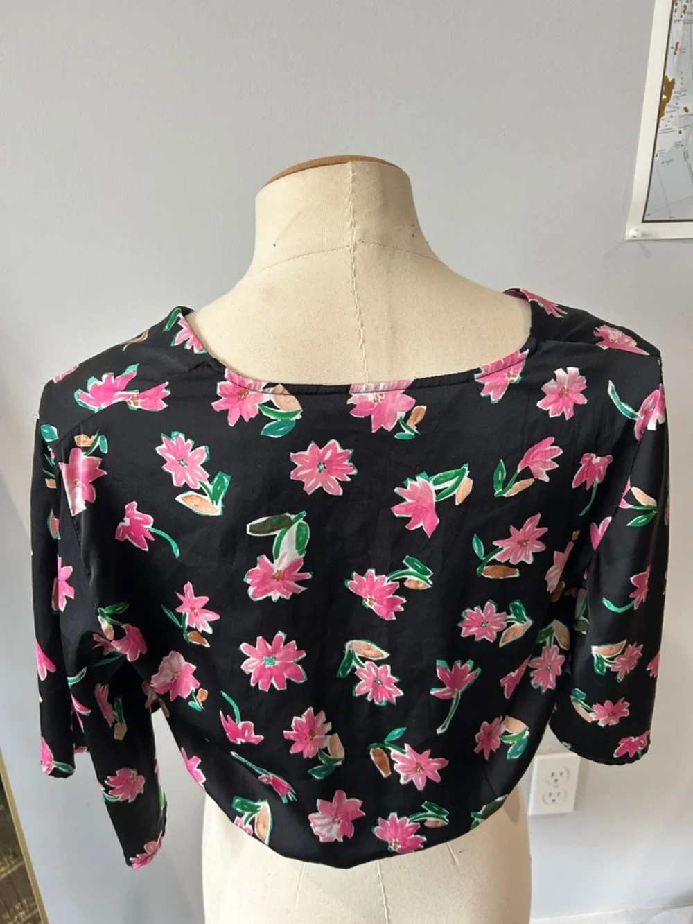 Zara‎ Black Cropped V-Neck Top with Pink Floral Print - Picture 5 of 5
